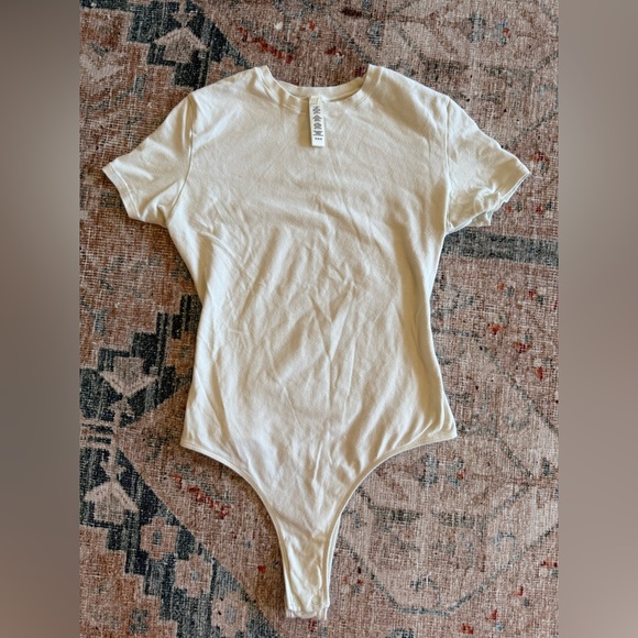 SKIMS Short Sleeve Bodysuit - Picture 1 of 3